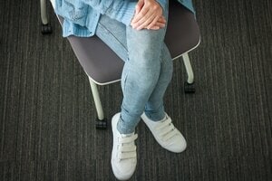 座っているとき足の間が開く、または足を組む
