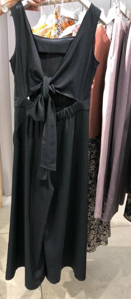 ワイドパンツのオールインワン後ろ