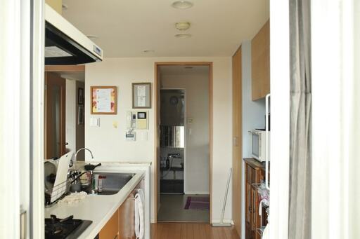 今井さんが以前住んでいたマンションのキッチンと通路
