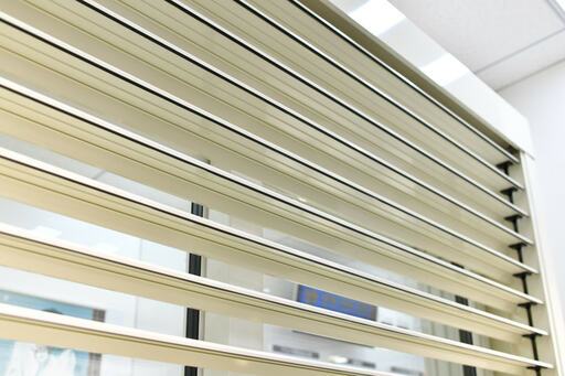 シャッターの白いルーバー