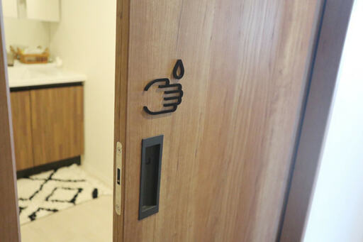 手洗い場のドアサイン完成