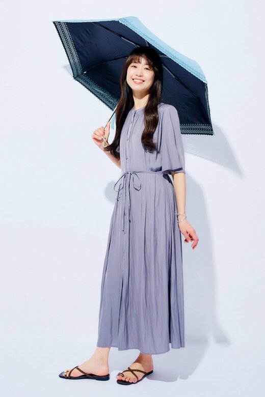 傘を差した女性