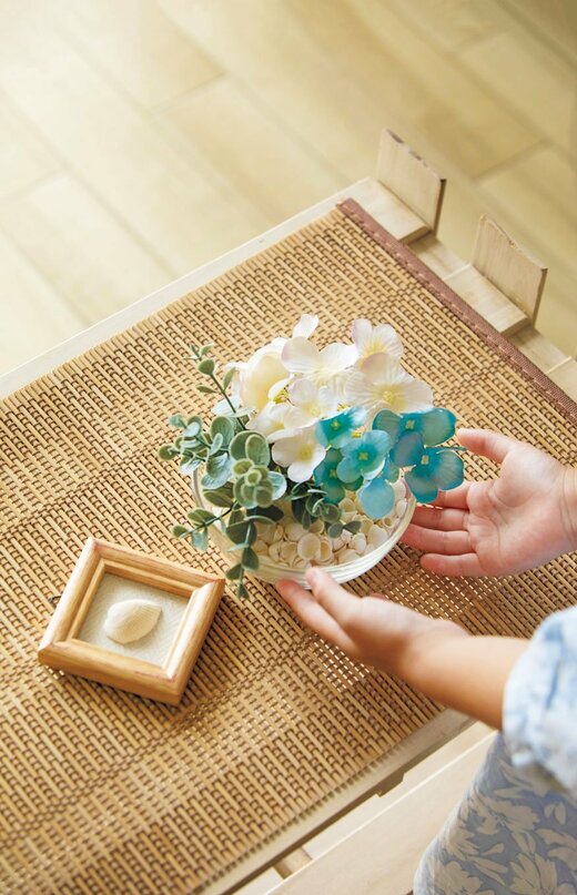 白とブルーの花で清涼感アップ