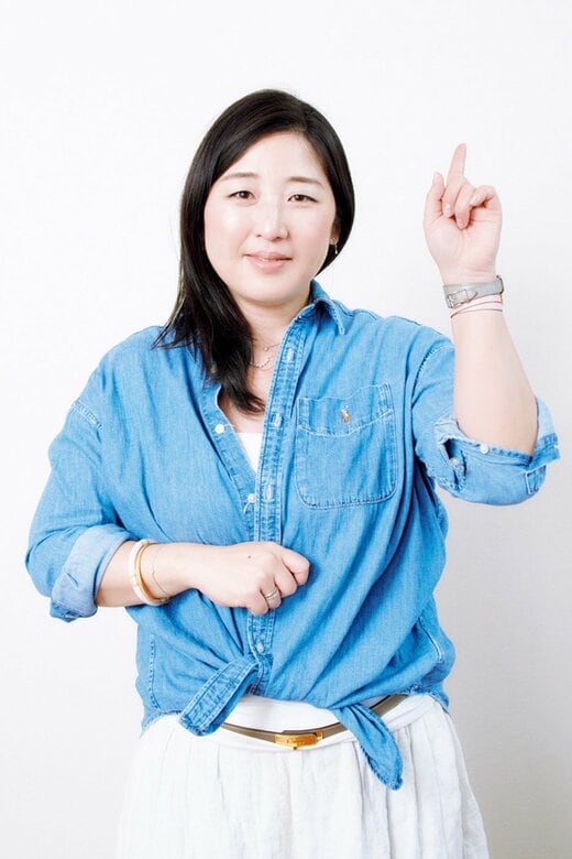 指差しポーズをする中野さん