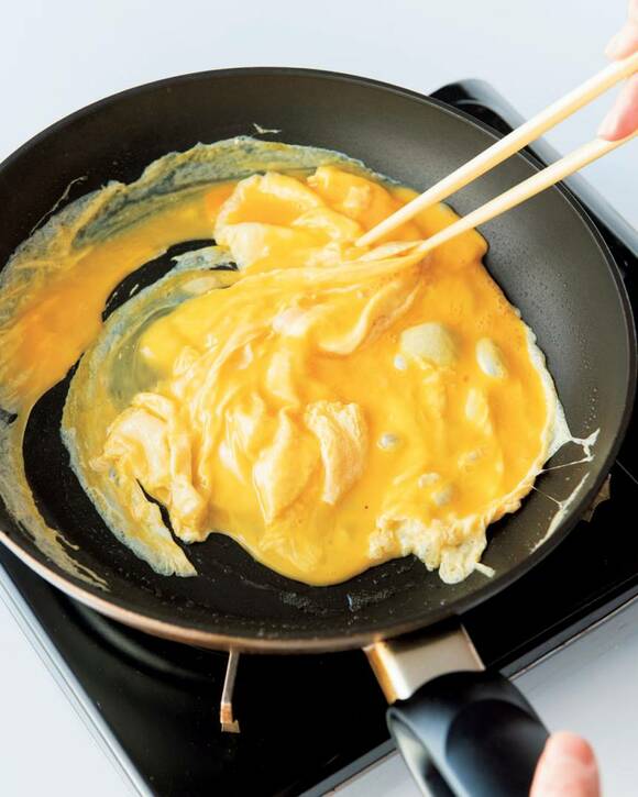 フライパンで卵を炒る