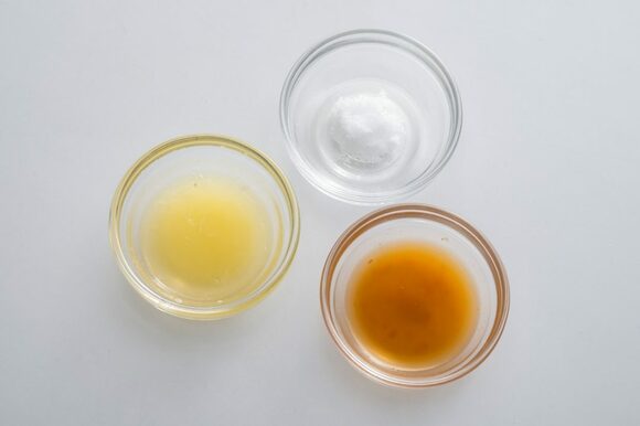 味つけにはレモンの酸味やチリペッパーの辛味