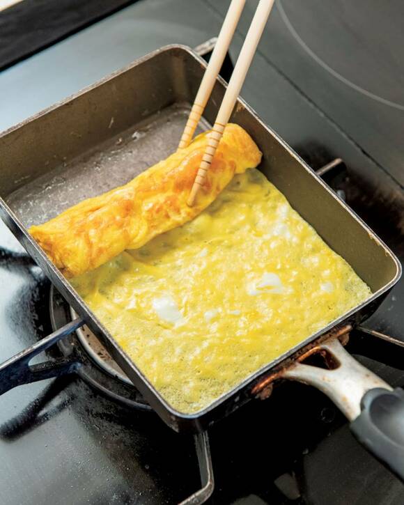 卵焼きをつくる様子