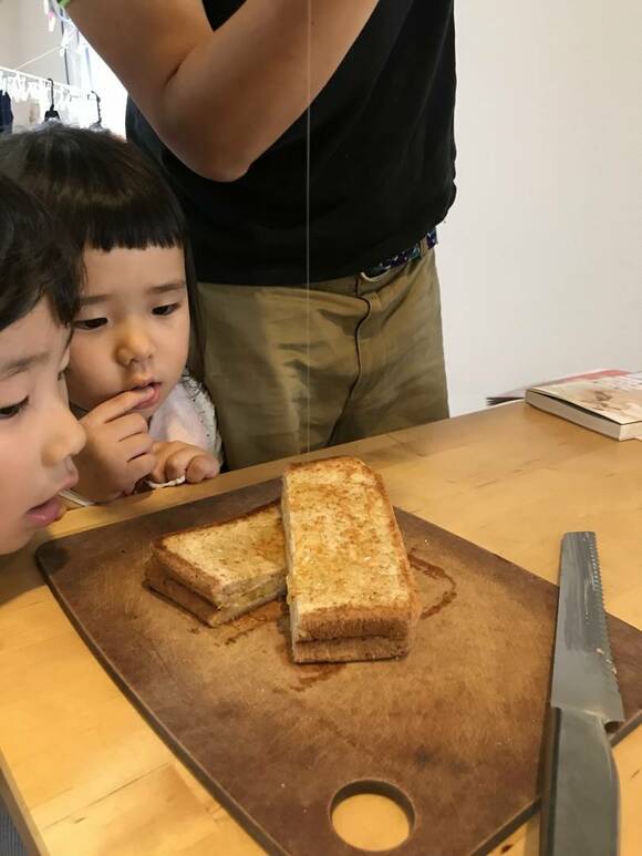 ホットサンドを眺める子どもの様子