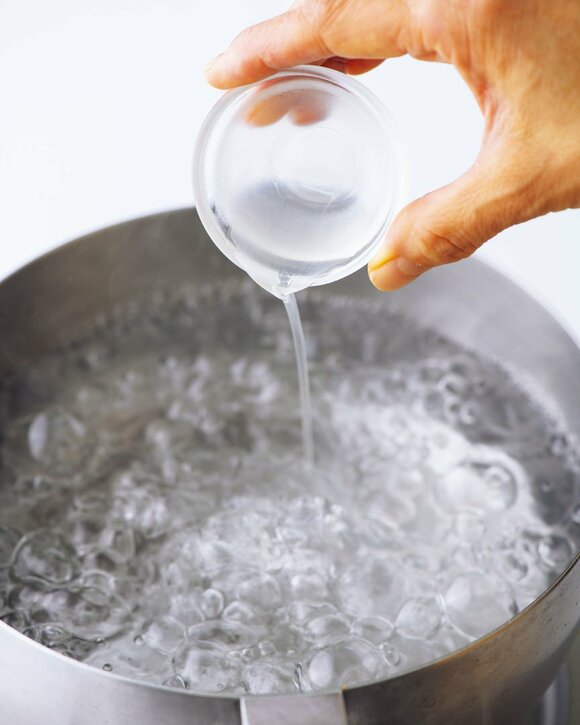 お鍋に油を加える様子