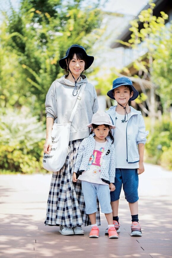 親子でひもつきハットをかぶっている様子