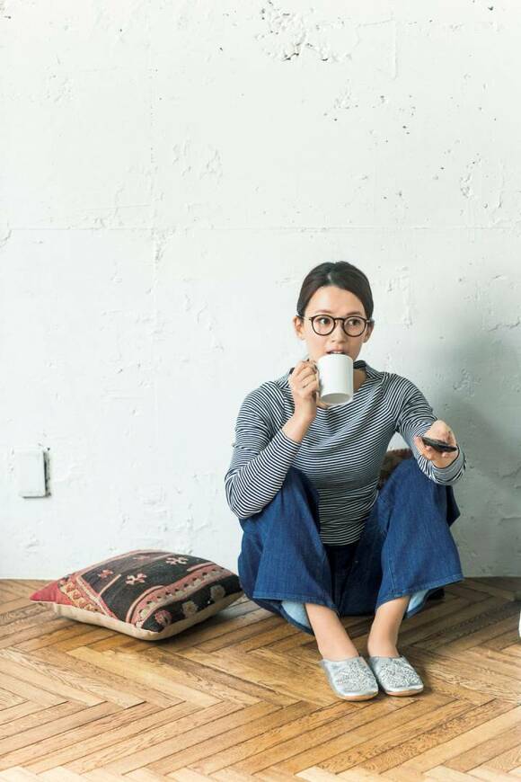 コーヒーカップ持った女性