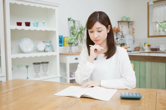 家計簿をつける女性