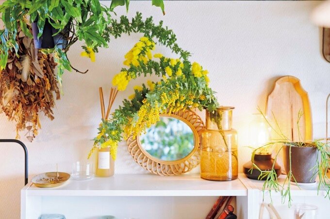 白と茶色、グリーンの3色で統一されたインテリア