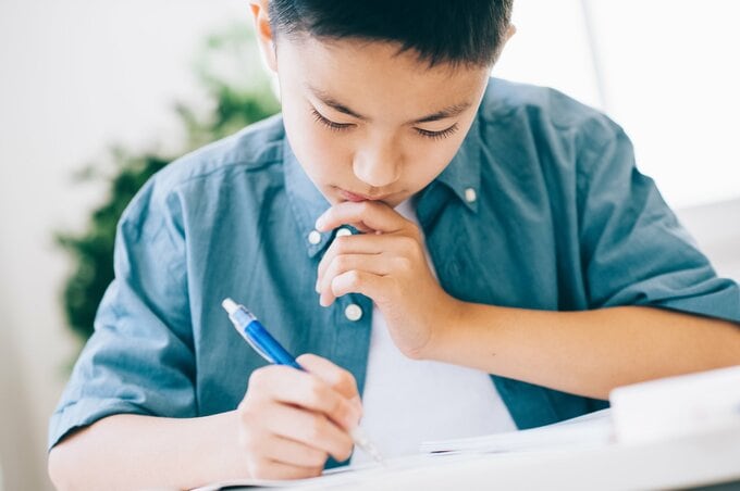 紙に書く男の子