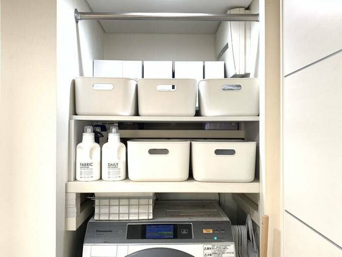 棚にポリエチレンケース