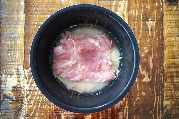 米の上に鶏肉を乗せる