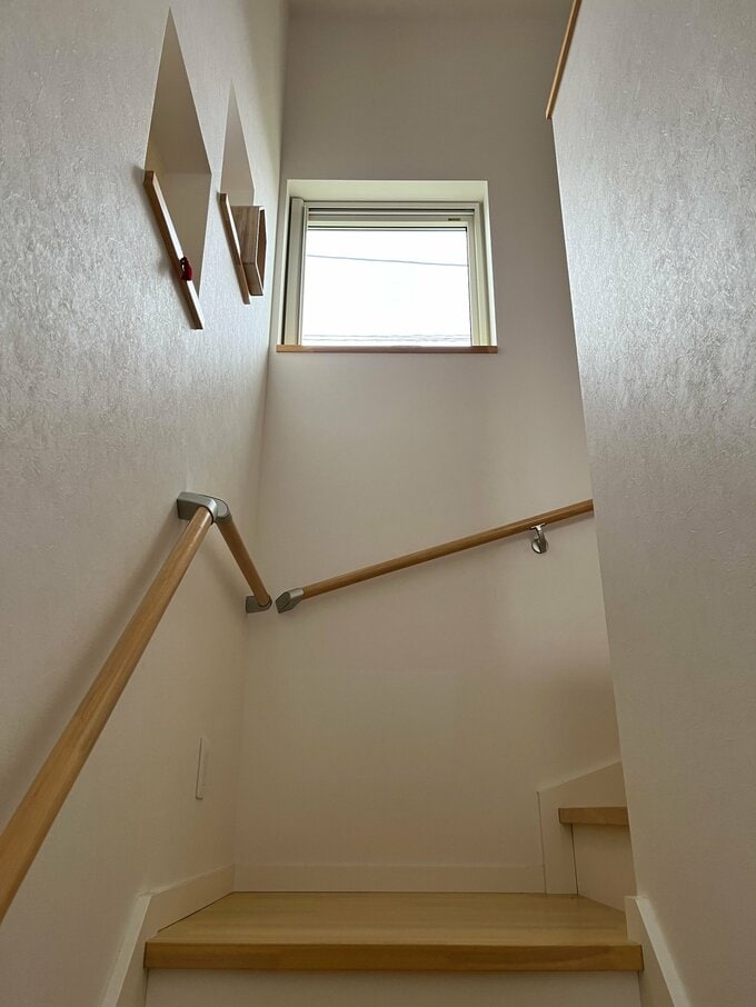 階段の踊り場の窓