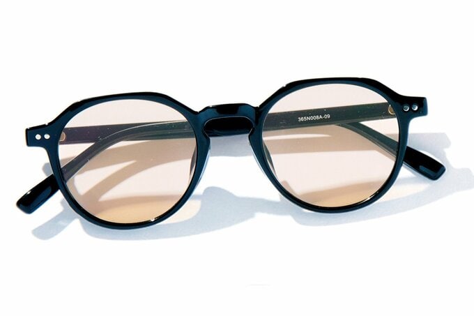 ユニクロの黒縁サングラス