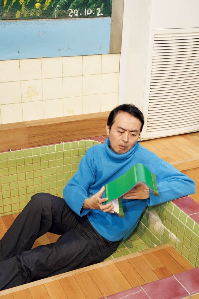 浴槽に腰かけるアンガールズ田中さん