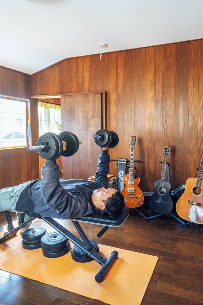 夫の筋トレと趣味のギターを楽しむ部屋