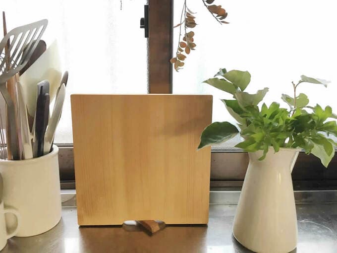 まな板を立たせて収納している様子