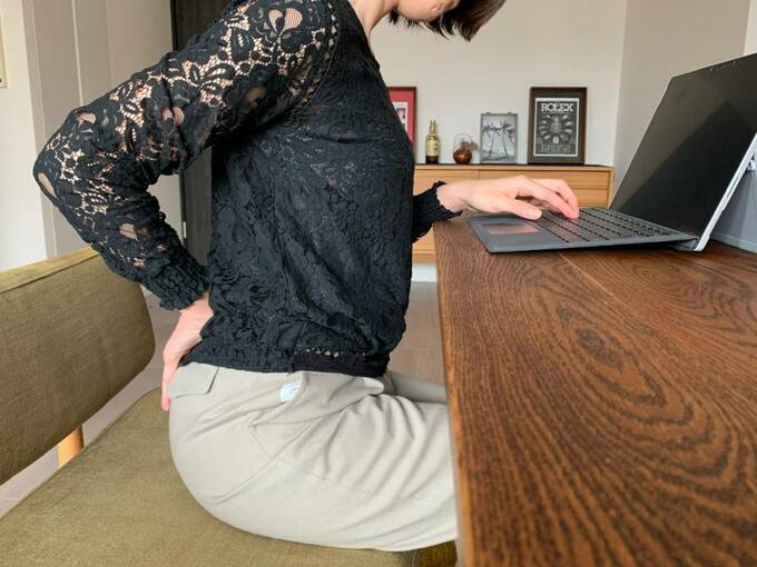 腰をおさえる女性