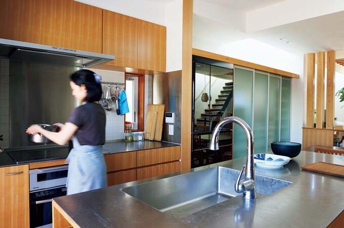 木目の美しいカバ桜を使用したキッチンの扉材