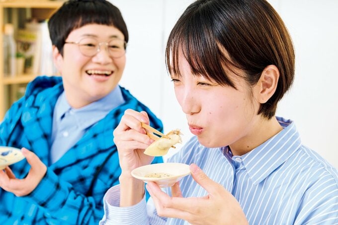 食事をしながら会話をする長谷川あかりさんと近藤春奈さん