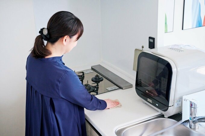キッチンを拭いている女性