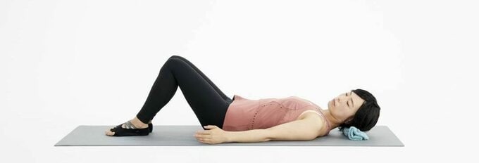 仰向けになった女性