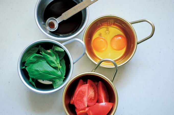 マッコリカップをボウル代わりに使用している様子