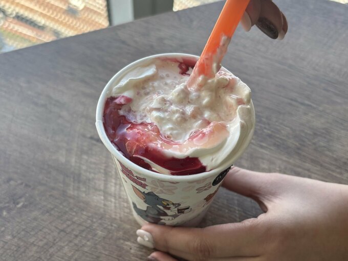 ミルクティーを混ぜている