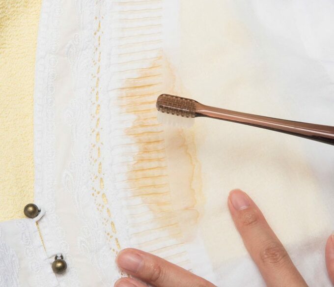 カフェオレのシミを歯ブラシでたたく