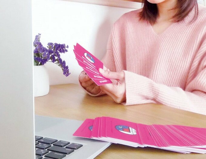 ピンクニット女性