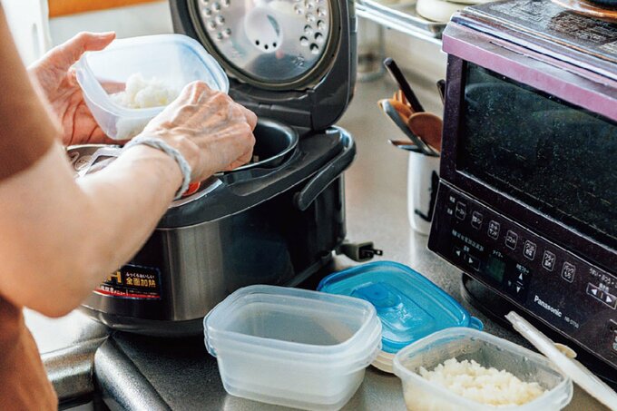 炊きたてのご飯をタッパーに分けているところ