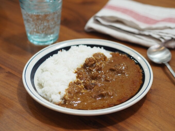 「現地に学ぶ インド ローストチキンのスパイシーカレー」（390円）