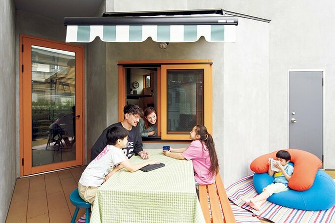 窓を介してキッチンとつながる2階テラス