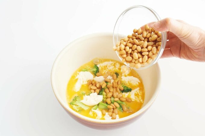 器に大豆入れる