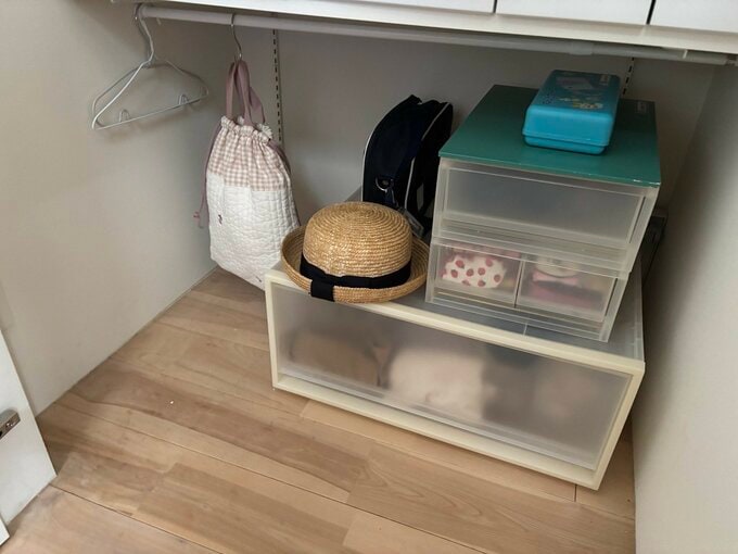 子どものミニクローゼットとして使っている階段下収納