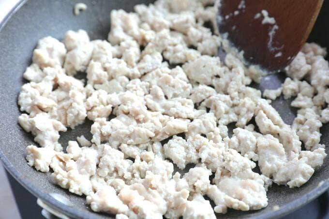 フライパンに鶏ひき肉