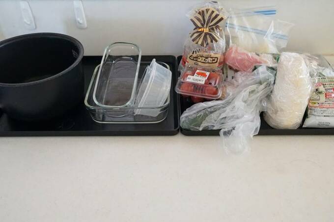 左側には盛りつける器や調理道具、右側には食材