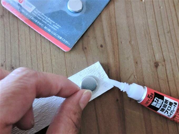 棒の裏になる側に、木工用ボンドで超強力マグネットをはりつけます。