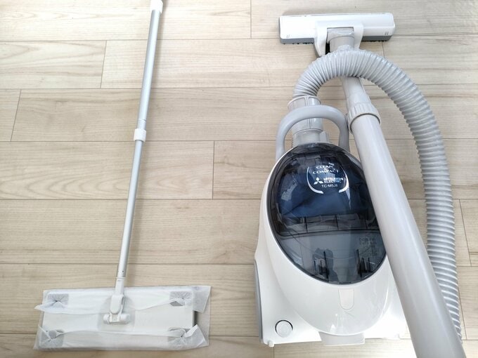 掃除機と床ふきワイパー