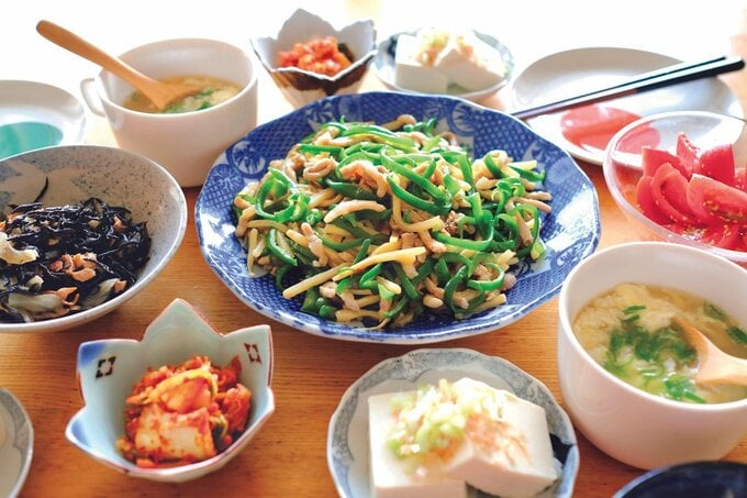 チンジャオロースーをメインとした豪華な中華献立