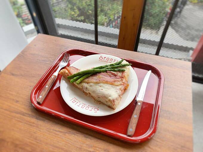 お皿にのったピザ