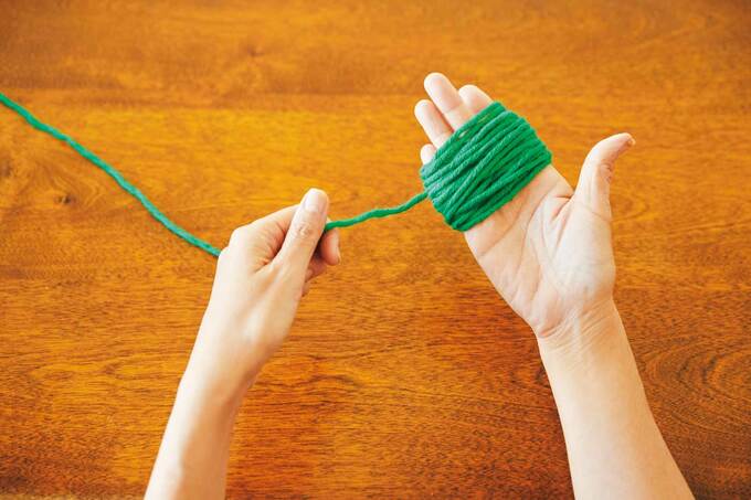 指4本に毛糸をぐるぐる巻く