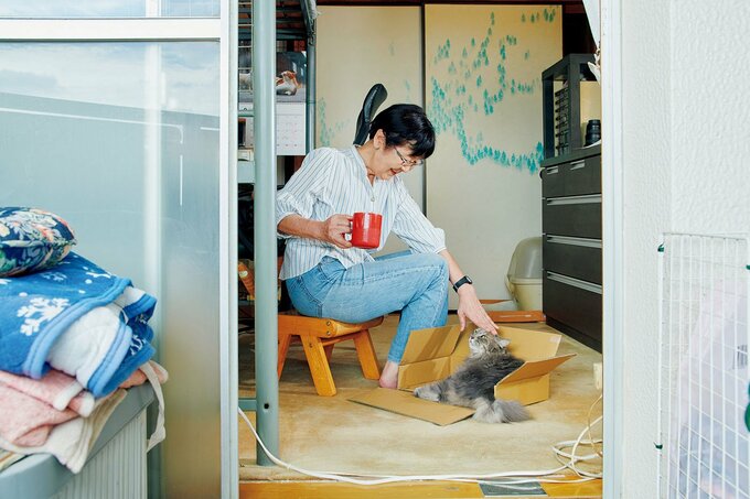 猫をなでる女性