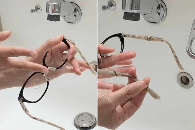 指でメガネを洗う