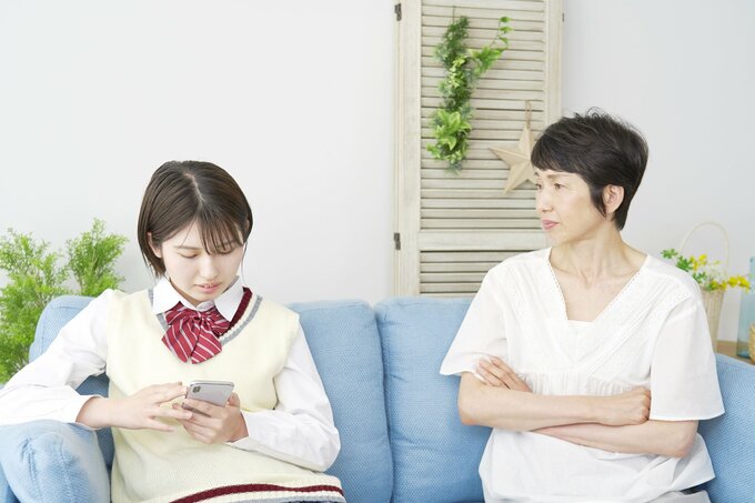 スマホのルールを決める母と子