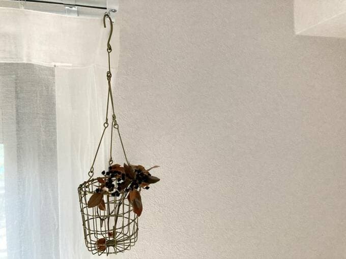 カーテンレールにカゴをつるす